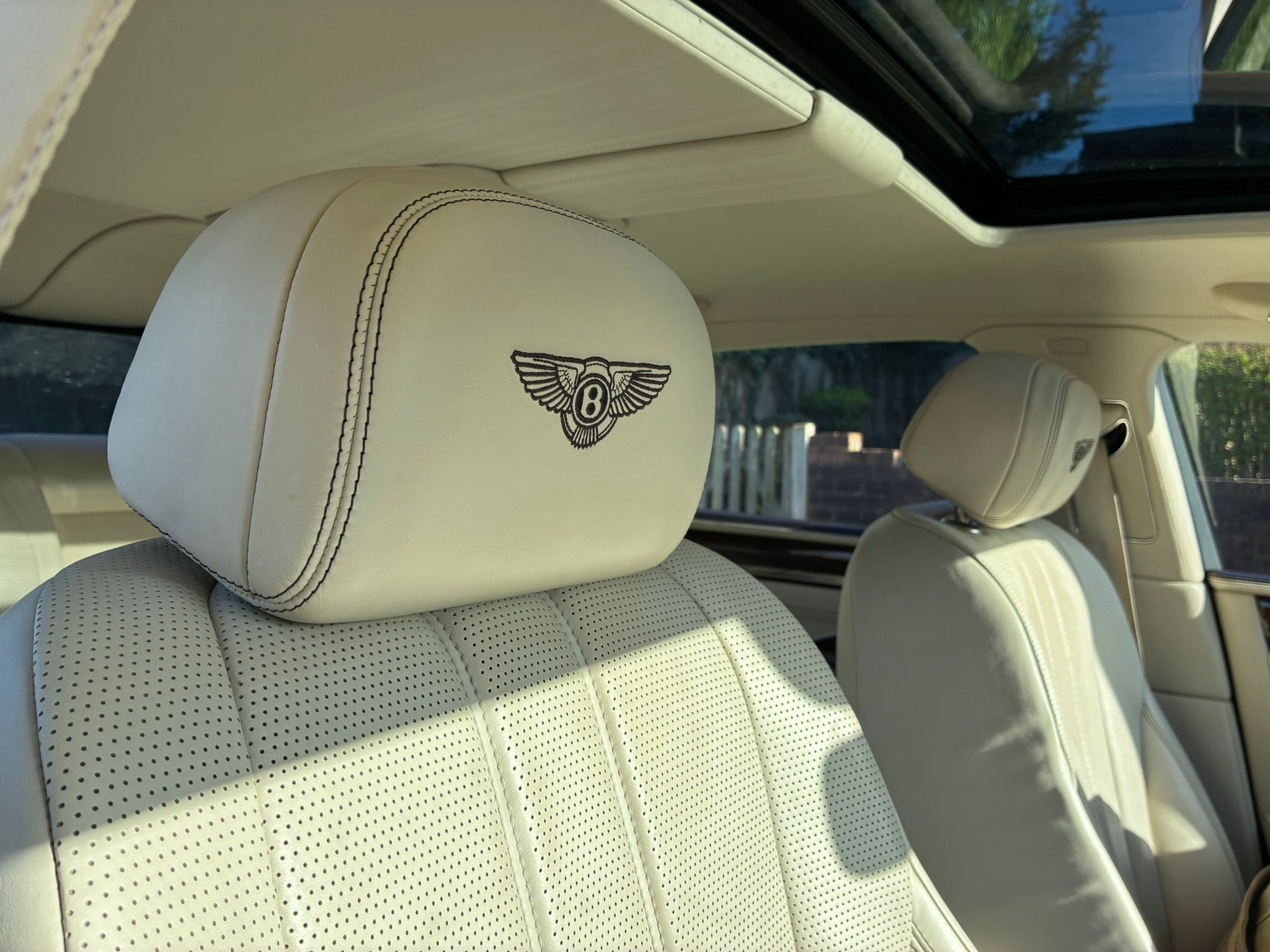 Bentley Flying Spur V8 - Embroidered headrest and panoramic roof