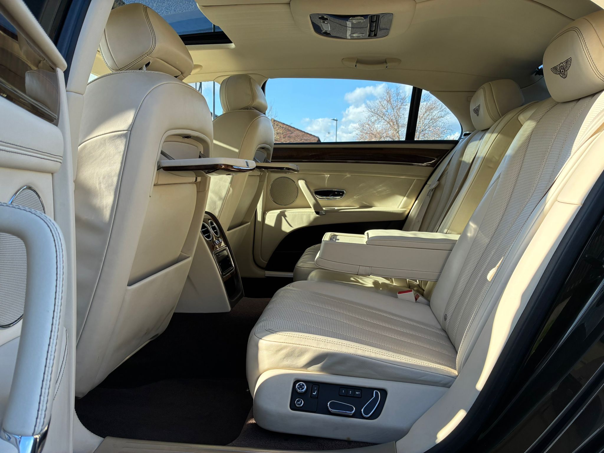 Bentley Flying Spur V8 - Rear passenger cabin with wood veneer